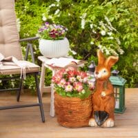 Blumentopf mit Entwässerungssystem, Hase-Design, aus MgO, Farbe Braun.