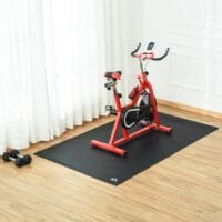 Schwarze Bodenschutzmatte für Fitnessgeräte.