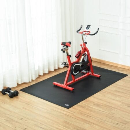 Schwarze Bodenschutzmatte für Fitnessgeräte.