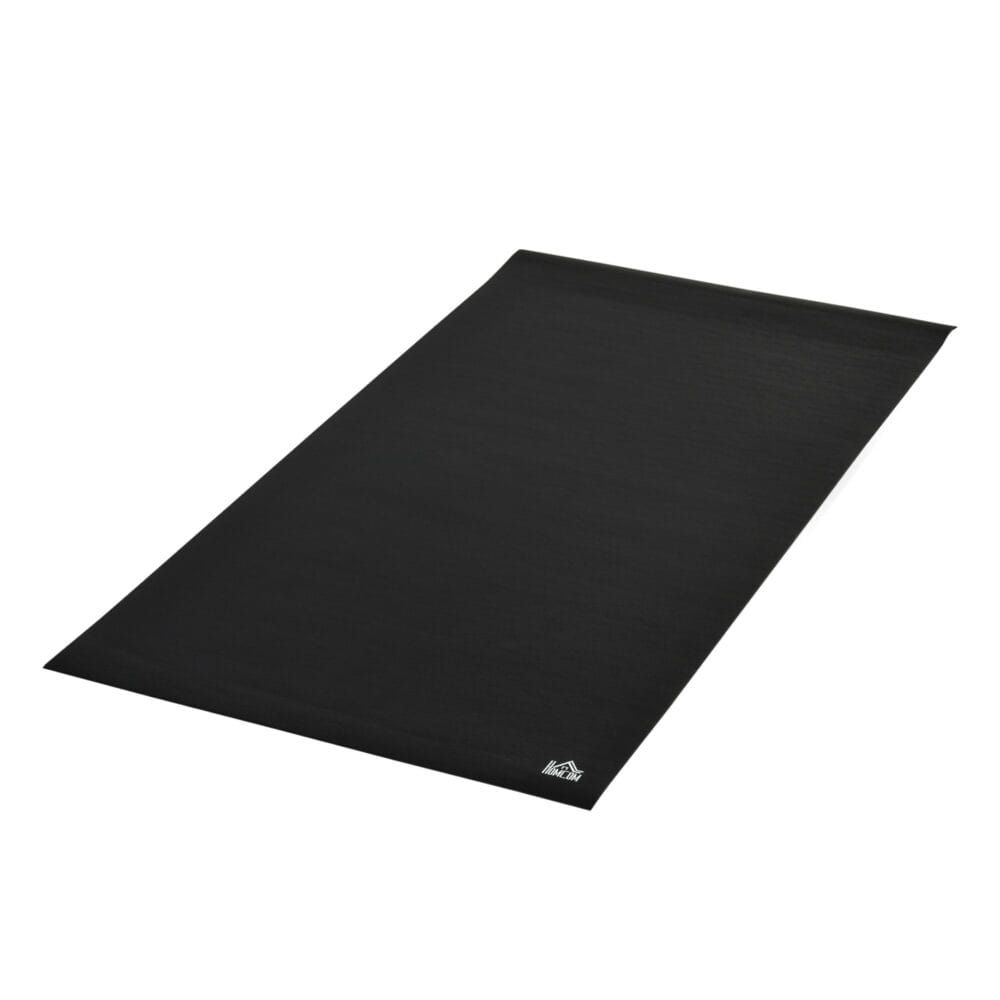 Schwarze Bodenschutzmatte für Fitnessgeräte.