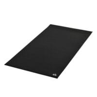 Schwarze Bodenschutzmatte für Fitnessgeräte.