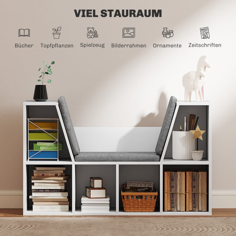 Ein weisses Bücherregal mit 6 Fächern und einem Sitzkissen in Leinenoptik.