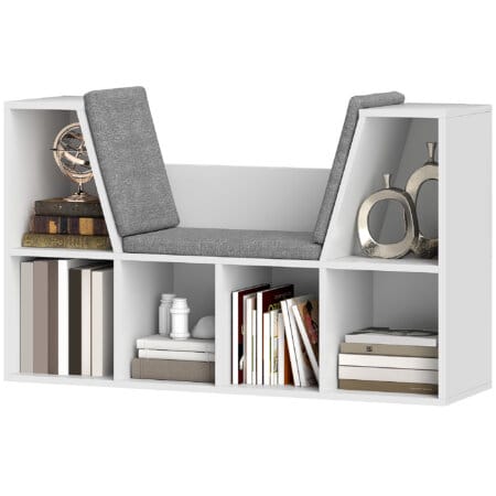 Ein weisses Bücherregal mit 6 Fächern und einem Sitzkissen in Leinenoptik.