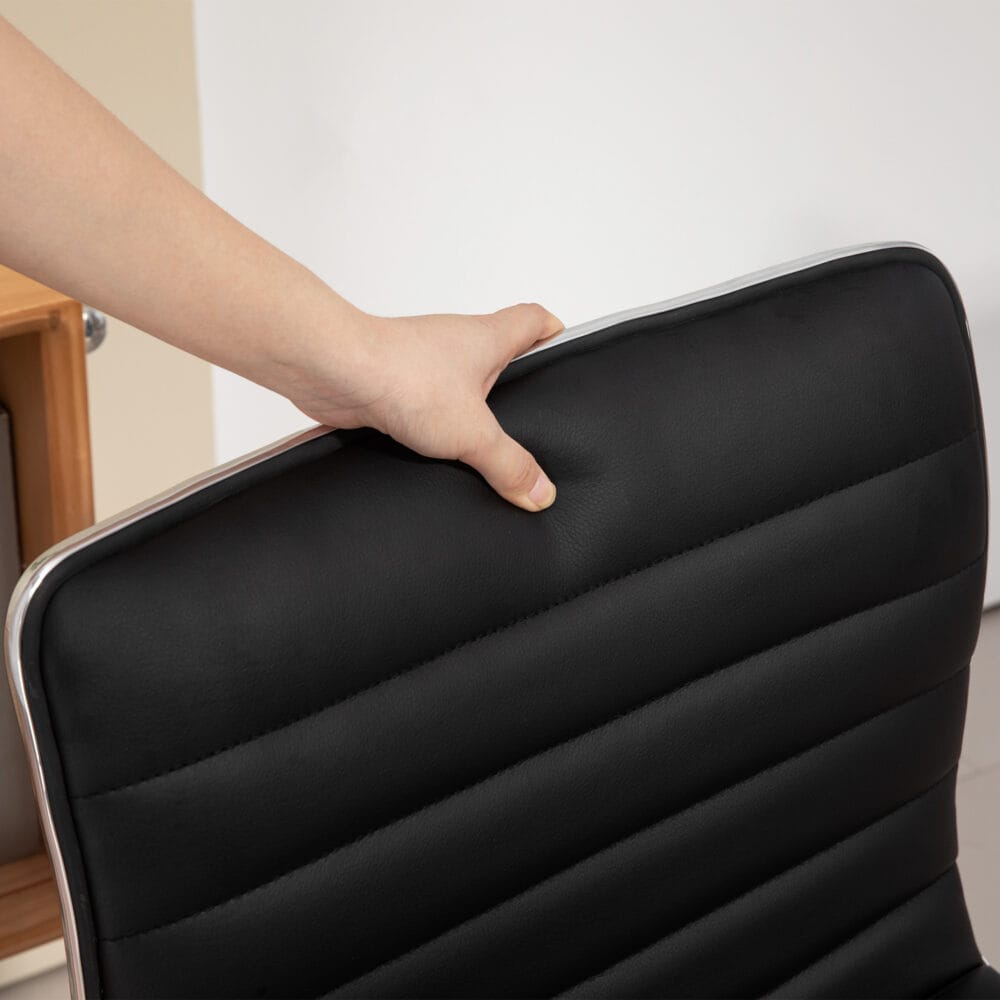 Bürostuhl höhenverstellbar mit Rollen bis 120kg belastbar Schwarz – Produktfoto zeigt modernes Design, hochwertige Materialien und funktionale Eigenschaften ideal für Wohn- oder Arbeitsbereiche. Perfekt als Einrichtungsinspiration oder zur Produktpräsentation in einem Onlineshop.