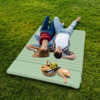 Camping Isomatte selbstaufblasend für 2 Personen, bis 150 kg, Farbe Grün.