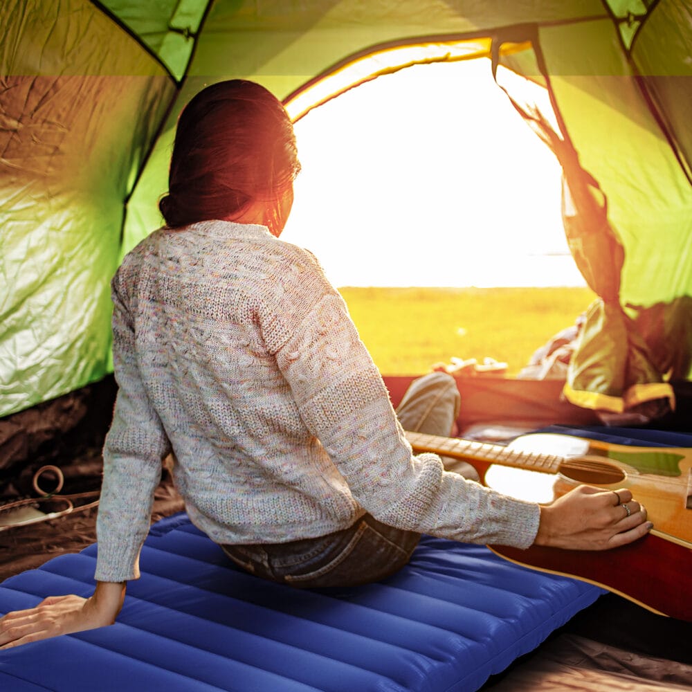 Camping Isomatte wasserabweisend, bis 120 kg, mit Fusspumpe, Farbe Blau.
