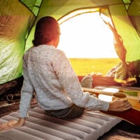 Camping Isomatte wasserabweisend, bis 120 kg, mit Fusspumpe, Farbe Khaki.