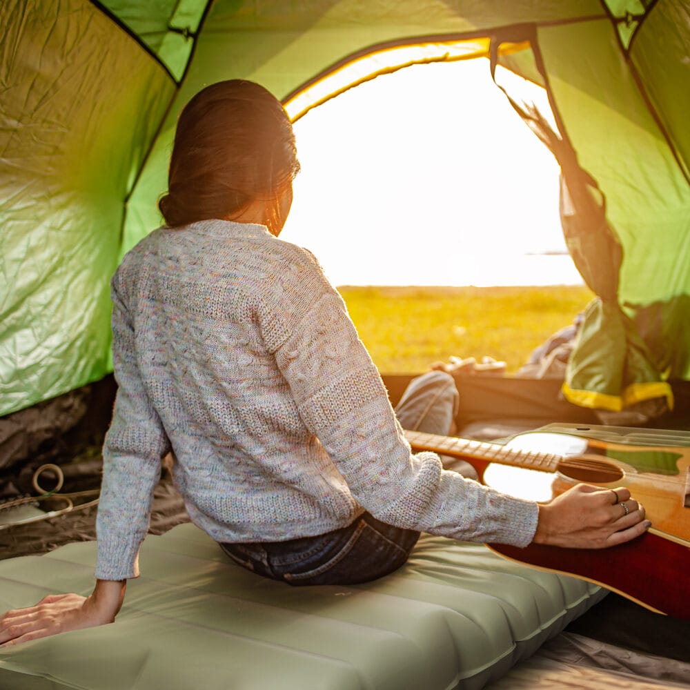 Camping Isomatte wasserabweisend, bis 80 kg, mit Fusspumpe, Farbe Grün.
