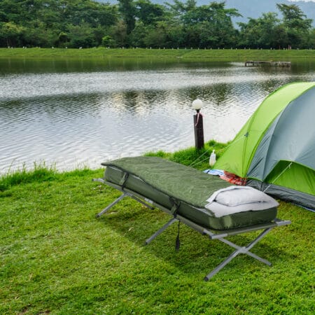 Campingbett klappbar mit Kopfkissen, 120 kg Tragkraft, Farbe Grün.