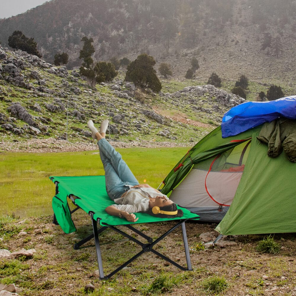 Campingbett klappbar mit Seitentasche, kompakt, Farbe Grün-Schwarz.