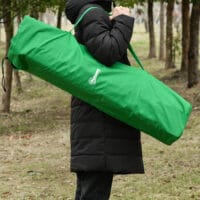Campingbett klappbar mit Seitentasche, kompakt, Farbe Grün-Schwarz.