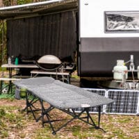 Campingbett mit Becherhalter, 68x186x48 cm, klappbar, Farbe Schwarz.