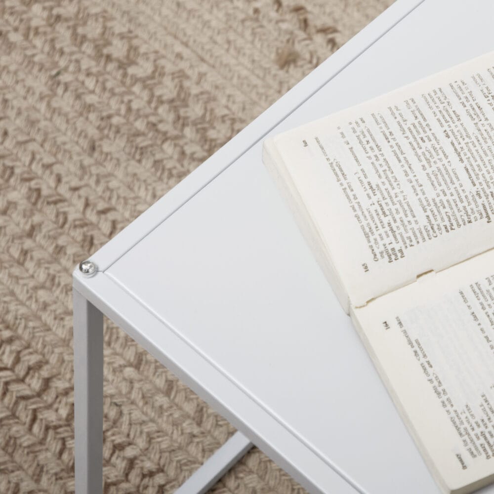 Couchtisch 2er-Set modern Design Stahlgestell Weiss – Produktfoto zeigt modernes Design, hochwertige Materialien und funktionale Eigenschaften ideal für Wohn- oder Arbeitsbereiche. Perfekt als Einrichtungsinspiration oder zur Produktpräsentation in einem Onlineshop.