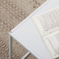 Couchtisch 2er-Set modern Design Stahlgestell Weiss – Produktfoto zeigt modernes Design, hochwertige Materialien und funktionale Eigenschaften ideal für Wohn- oder Arbeitsbereiche. Perfekt als Einrichtungsinspiration oder zur Produktpräsentation in einem Onlineshop.