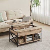 Moderner Hebetisch im Wohnzimmer, Holz-Metall Couchtisch mit Laptop und Kaffeetasse, Stauraum für Bücher und Dekoration