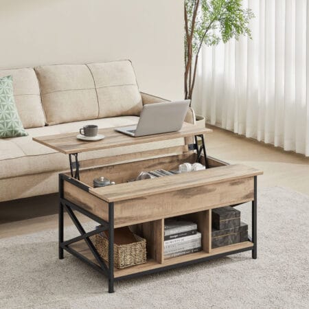 Moderner Hebetisch im Wohnzimmer, Holz-Metall Couchtisch mit Laptop und Kaffeetasse, Stauraum für Bücher und Dekoration