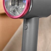 Ein faltbarer Dampfglätter und Handdampfer in Grau und Rosa mit 1520W Leistung.
