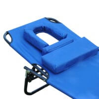 Blauer Dreibein-Liegestuhl mit praktischem Lesefenster.