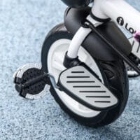 Rosa 2-in-1 faltbares Dreirad mit Sonnendach, ideal für Kinder von 1-5 Jahren. Es ist kompakt verstaubar und perfekt für unterwegs.