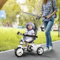Weisses 6-in-1 Dreirad als Kinderfahrzeug mit Sonnendach und Korb. Es wächst mit dem Kind von 1-5 Jahren mit und bietet vielseitige Nutzungsmöglichkeiten.