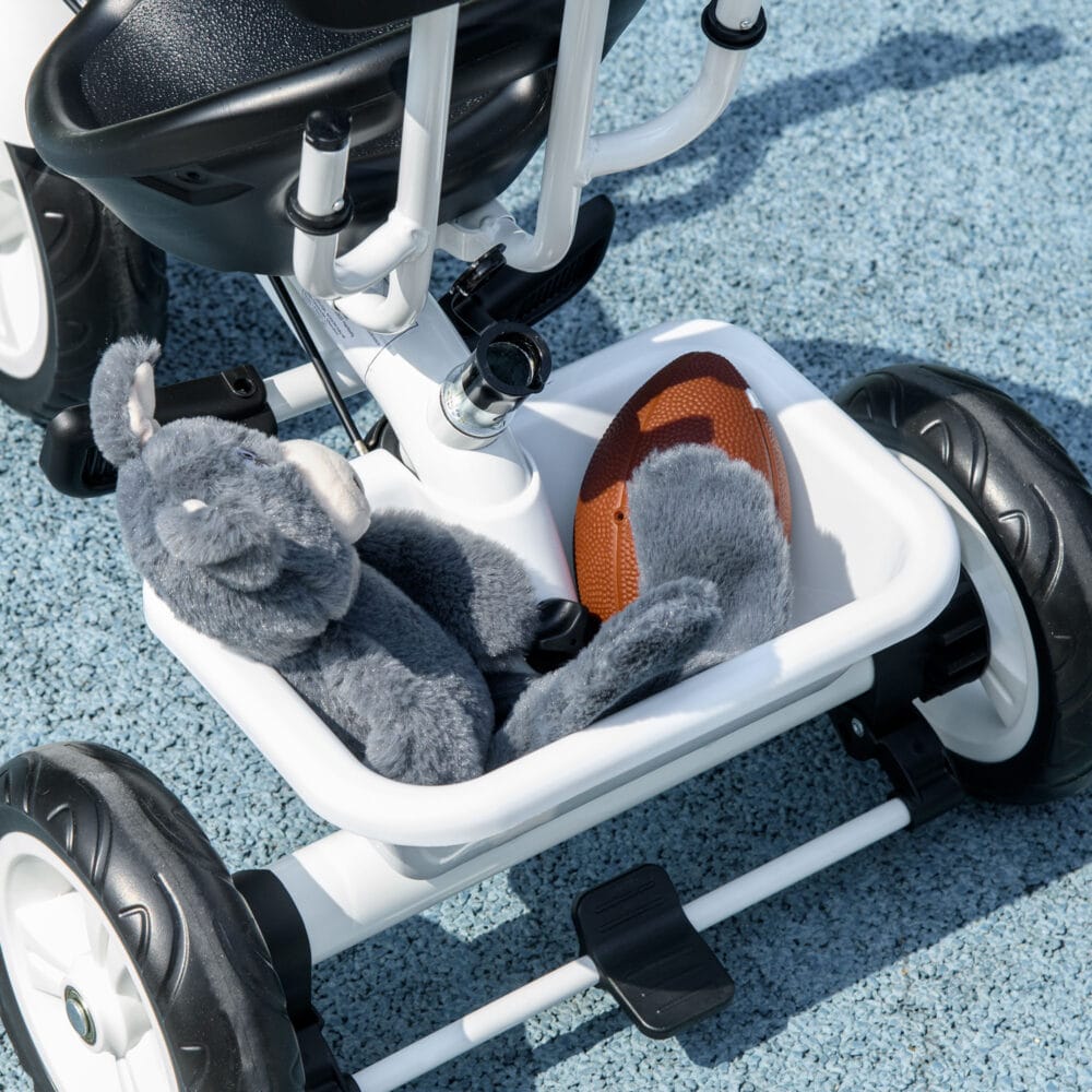Weisses 6-in-1 Dreirad als Kinderfahrzeug mit Sonnendach und Korb. Es wächst mit dem Kind von 1-5 Jahren mit und bietet vielseitige Nutzungsmöglichkeiten.