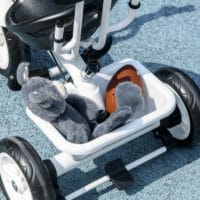 Weisses 6-in-1 Dreirad als Kinderfahrzeug mit Sonnendach und Korb. Es wächst mit dem Kind von 1-5 Jahren mit und bietet vielseitige Nutzungsmöglichkeiten.