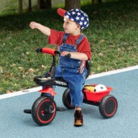 Rotes, höhenverstellbares Dreirad für Kinder von 2-5 Jahren, mit Beckengurt und Korb für zusätzliche Sicherheit und Komfort.
