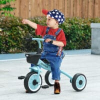Blaues, stabiles Dreirad für Kinder von 2-5 Jahren, ausgestattet mit einem Korb und einer Klingel für kleine Abenteurer.