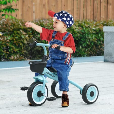 Blaues, stabiles Dreirad für Kinder von 2-5 Jahren, ausgestattet mit einem Korb und einer Klingel für kleine Abenteurer.