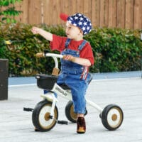Weisses, verstellbares Dreirad für Kinder von 2-5 Jahren, mit praktischem Fahrradkorb. Ein vielseitiges Kinderfahrzeug für die ersten Fahrten.