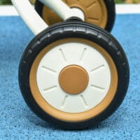 Weisses, verstellbares Dreirad für Kinder von 2-5 Jahren, mit praktischem Fahrradkorb. Ein vielseitiges Kinderfahrzeug für die ersten Fahrten.