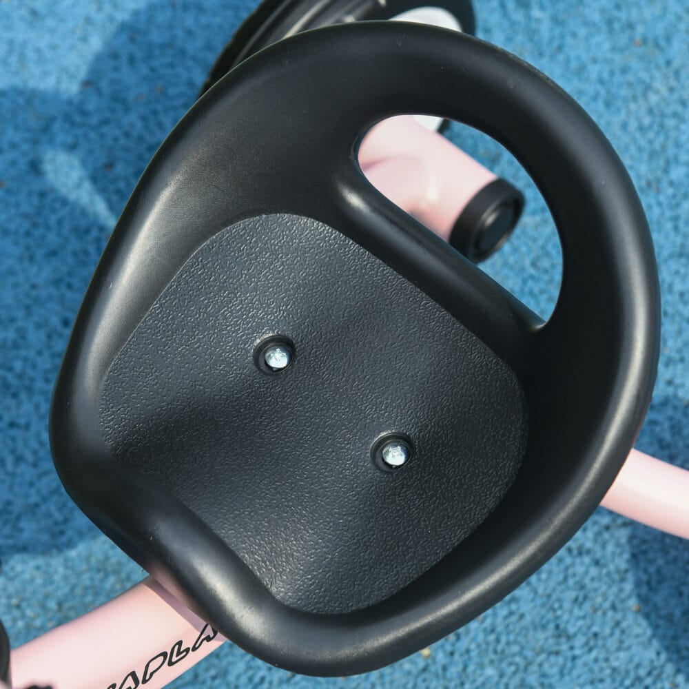 Rosa Dreirad als Kinderfahrzeug mit verstellbarem Sitz, Fahrradkorb und Klingel. Es wächst mit dem Kind mit und ist perfekt für Ausflüge.