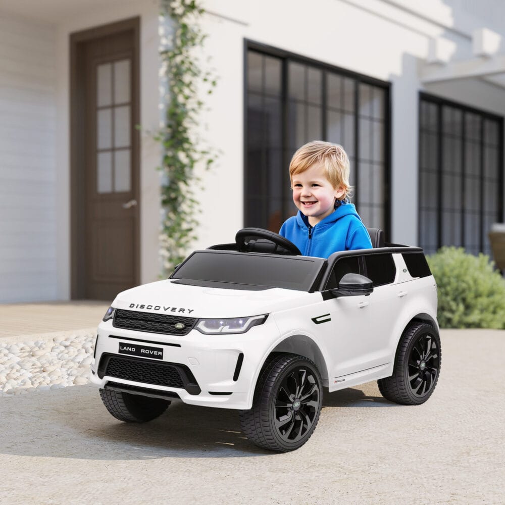 Weisses 12V Kinder-Elektroauto mit Fernbedienung und USB-Anschluss, ideal für Kinder von 3-6 Jahren. Moderne Unterhaltung auf Rädern.