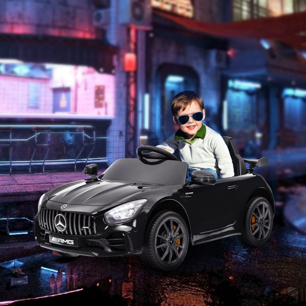 Schwarzes 12V Kinder-Elektroauto mit Sanftstart-Funktion, ideal für Kinder von 3-6 Jahren. Sanftes Anfahren für mehr Sicherheit.