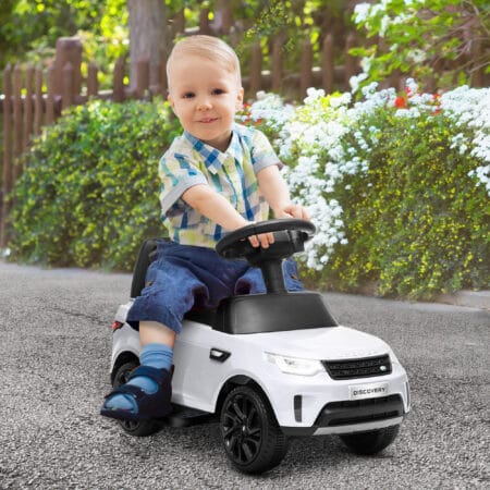 Weisses 6V Kinder-Elektroauto, erreicht eine Geschwindigkeit von 3 km/h und ist für Kinder von 1.5-5 Jahren geeignet. Ein sicheres und unterhaltsames erstes Auto.