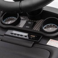Weisses 6V Kinder-Elektroauto, erreicht eine Geschwindigkeit von 3 km/h und ist für Kinder von 1.5-5 Jahren geeignet. Ein sicheres und unterhaltsames erstes Auto.