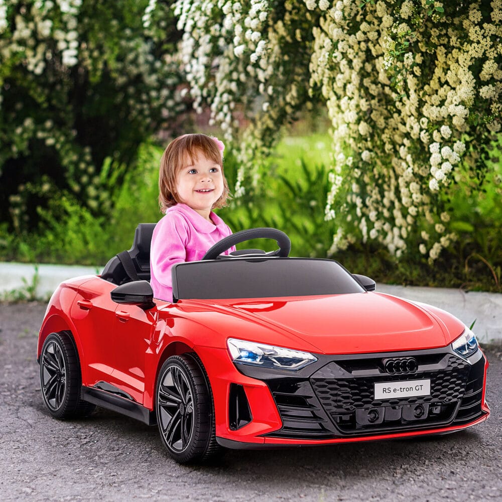 Rotes, robustes Elektroauto im lizenzierten AUDI RS e-tron GT Design, bietet sicheren Fahrspass für Kinder.