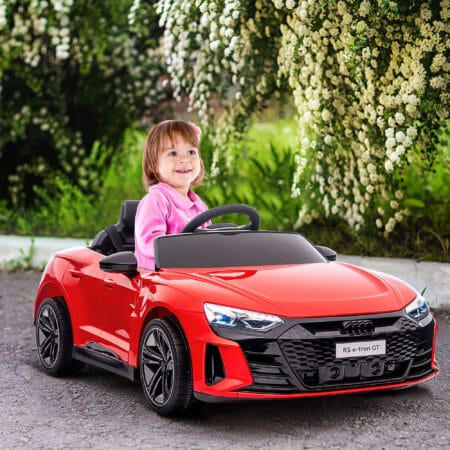 Rotes, robustes Elektroauto im lizenzierten AUDI RS e-tron GT Design, bietet sicheren Fahrspass für Kinder.
