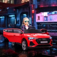 Rotes Elektroauto als Kinderfahrzeug mit einer Geschwindigkeit von 3-5 km/h und Sicherheitsgurt für sicheres Fahren.