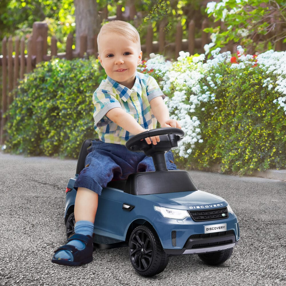 Hellblaues 2-in-1 Elektroauto im Land Rover Design, wächst mit dem Kind von 1.5-5 Jahren mit und bietet vielseitigen Fahrspass.