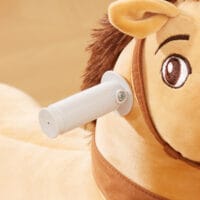 Braunes Kinder-Elektroauto in Pferdform, 6V und 2 km/h schnell, ideal für 1.5-3 Jahre. Ein bezauberndes Spielzeug für fantasievolle Ausritte.
