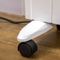 Eine weisse Elektroheizung und Heizgerät mit 2000W Leistung und Fernbedienung.