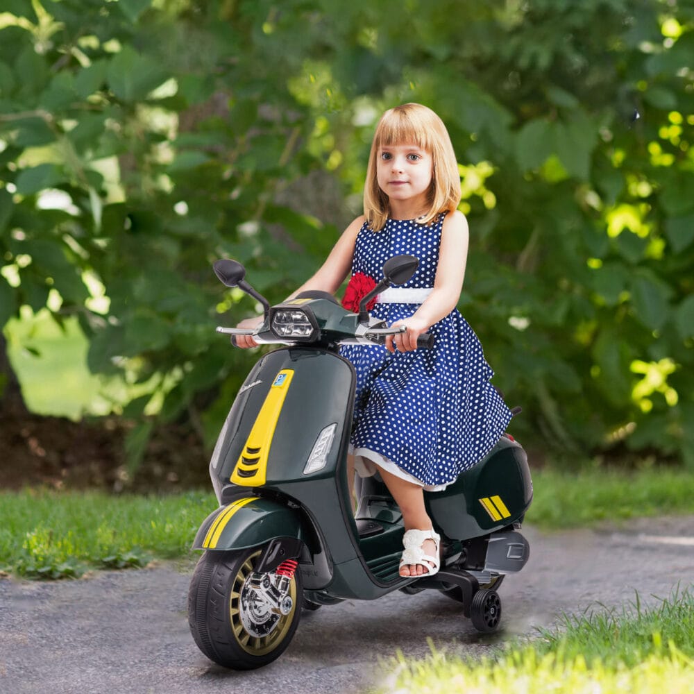 Dunkelgrünes 6V Elektro-Motorrad für Kinder mit 3 km/h Geschwindigkeit, MP3- und USB-Anschluss. Bietet Fahrspass mit musikalischer Unterhaltung.