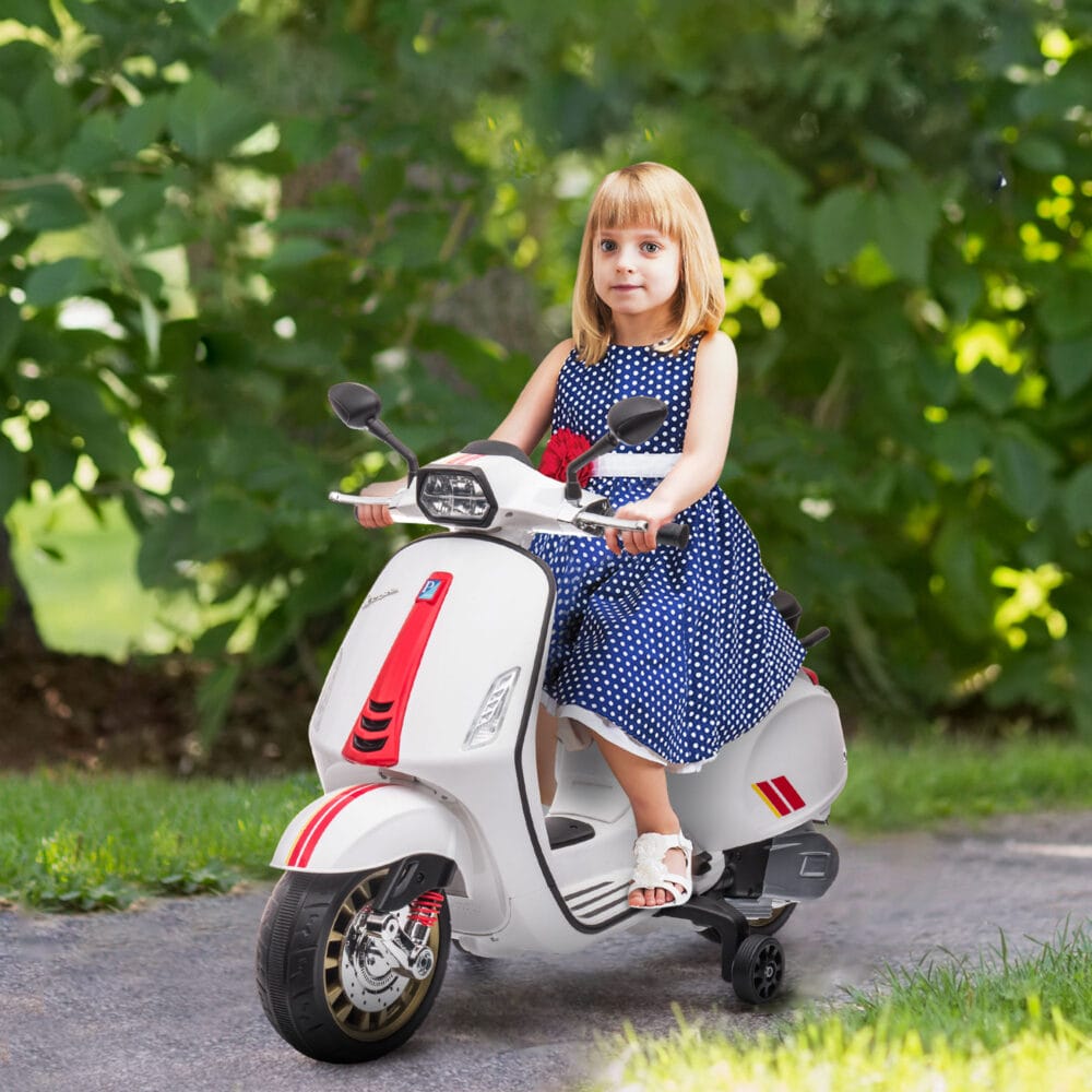 Weisses 6V Elektro-Motorrad für Kinder mit 3 km/h Geschwindigkeit, MP3- und USB-Anschluss. Stylischer Fahrspass für die Kleinen.