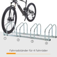 Ein silberner Fahrradständer als Mehrfachständer für 4 Fahrräder, wetterfest.