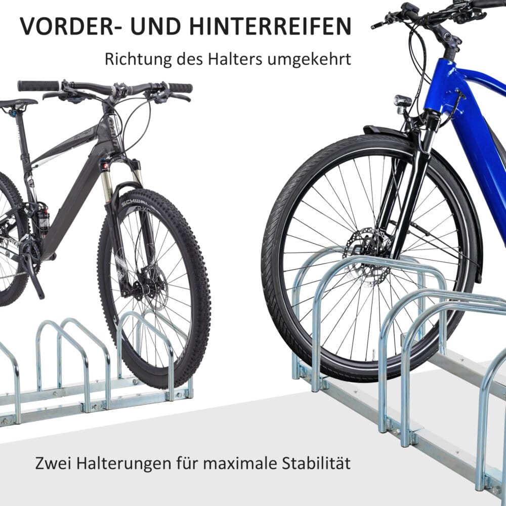 Ein silberner Fahrradständer als Mehrfachständer für 4 Fahrräder, wetterfest.