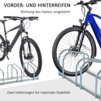 Ein silberner Fahrradständer als Mehrfachständer für 4 Fahrräder, wetterfest.