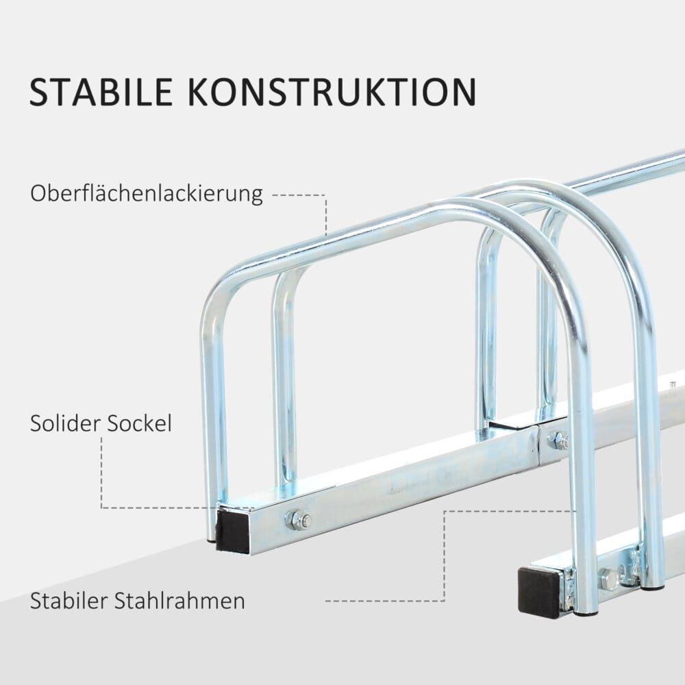 Ein silberner Fahrradständer als Mehrfachständer für 4 Fahrräder, wetterfest.