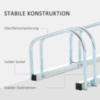 Ein silberner Fahrradständer als Mehrfachständer für 4 Fahrräder, wetterfest.