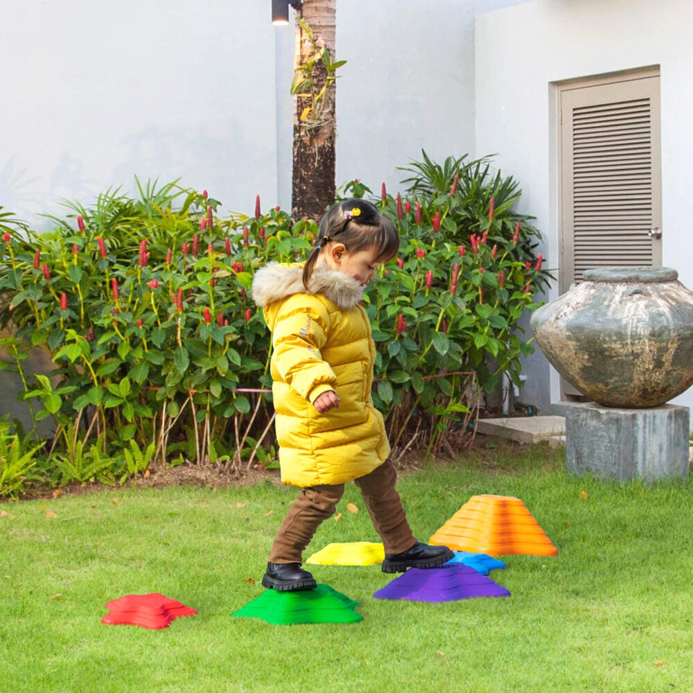 Buntes Kinderspielzeug in Form von rutschfesten Flusssteinen, bis 80kg belastbar. Es fördert das Gleichgewicht und kreatives Spiel im Kinderzimmer oder Garten.